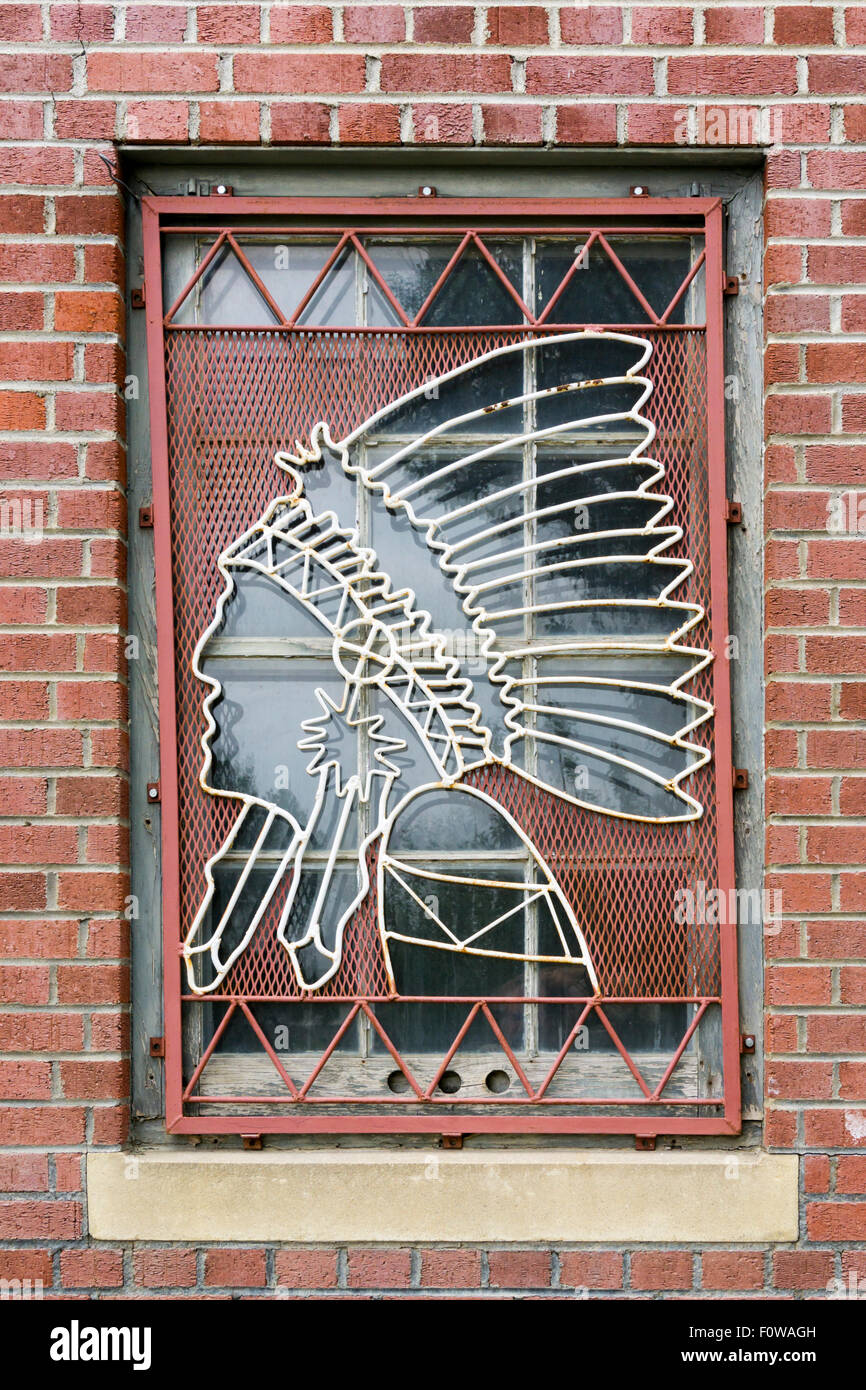 Decorativo sullo schermo metallico sulla finestra del Blackfeet storica Società a Browning, Montana. Foto Stock