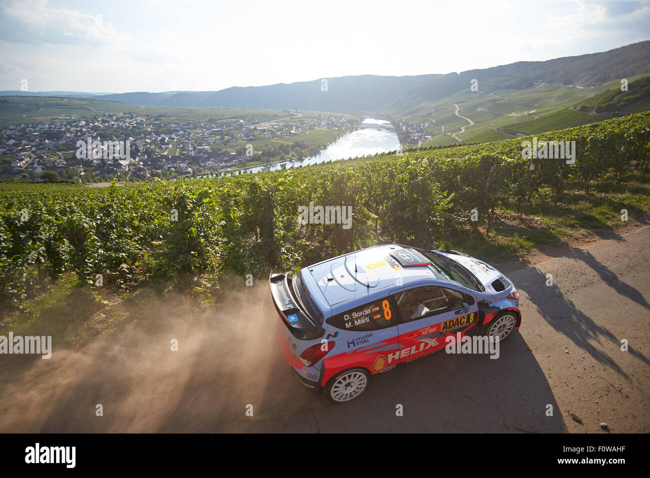 Piesporth, Germania. 21 Ago, 2015. Motorsport: Rallye Deutschland Campionati del Mondo nono round: Thierry Neuville e Nicolas Gilsoul dal Belgio crociera nel loro Hyundai i20 WRC attraverso i vigneti a Piesporth, Germania, 21 agosto 2015. Foto: THOMAS FREY/dpa/Alamy Live News Foto Stock