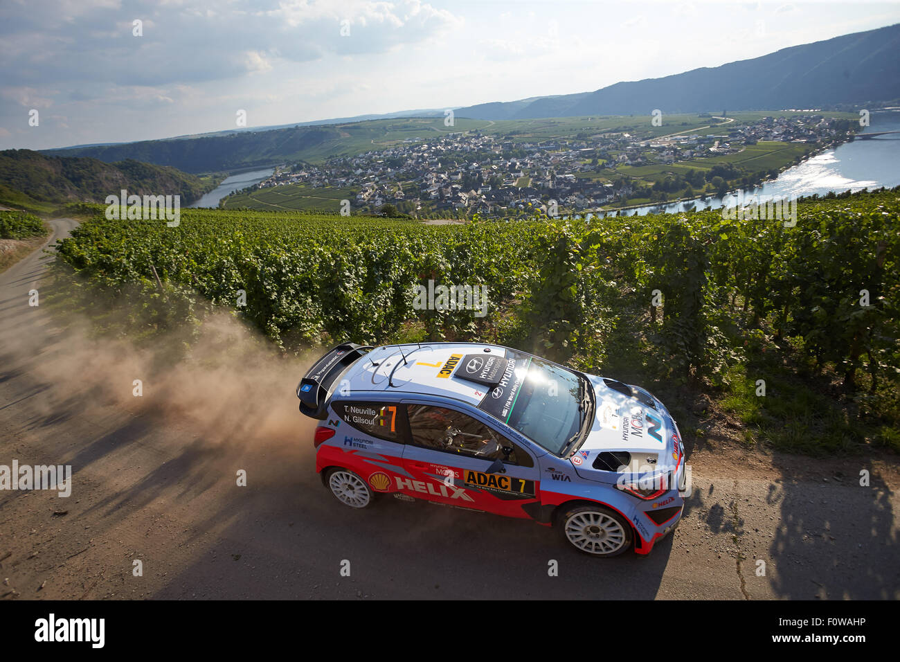 Piesporth, Germania. 21 Ago, 2015. Motorsport: Rallye Deutschland Campionati del Mondo nono round: Thierry Neuville e Nicolas Gilsoul dal Belgio crociera nel loro Hyundai i20 WRC nella fase speciale della Mosella centrale attraverso i vigneti a Piesporth, Germania, 21 agosto 2015. Foto: THOMAS FREY/dpa/Alamy Live News Foto Stock