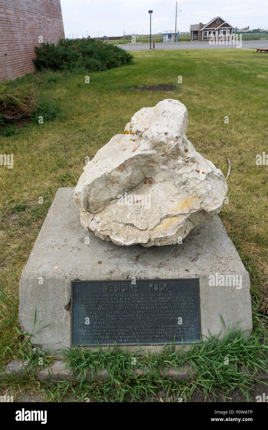 Monete lasciate sulla roccia di medicina presso il Museo di gli indiani delle pianure, Browning, Montana. Vedere la descrizione per i dettagli. Foto Stock