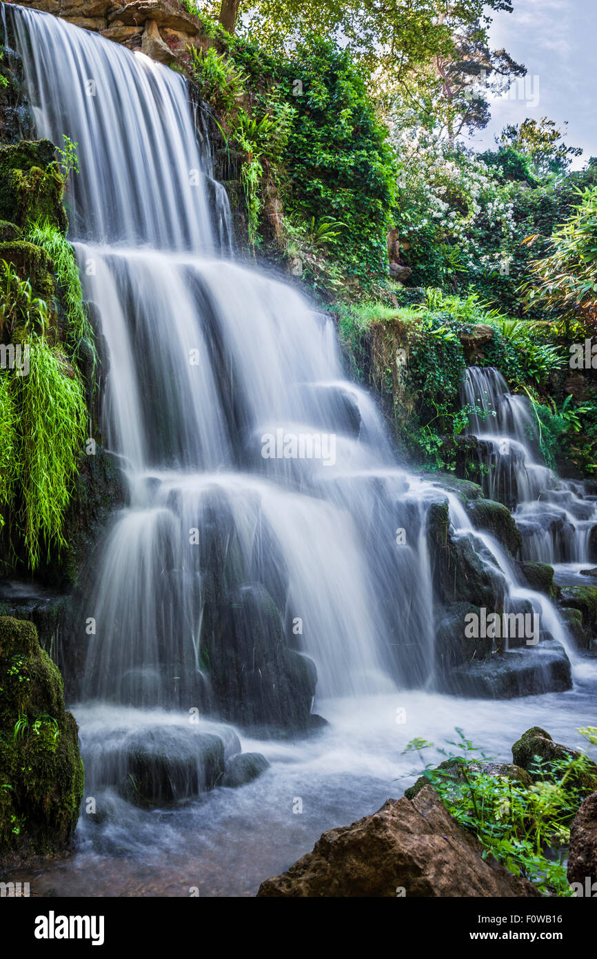 La cascata noto come la cascata sulla struttura Bowood Station Wagon nel Wiltshire in estate. Foto Stock