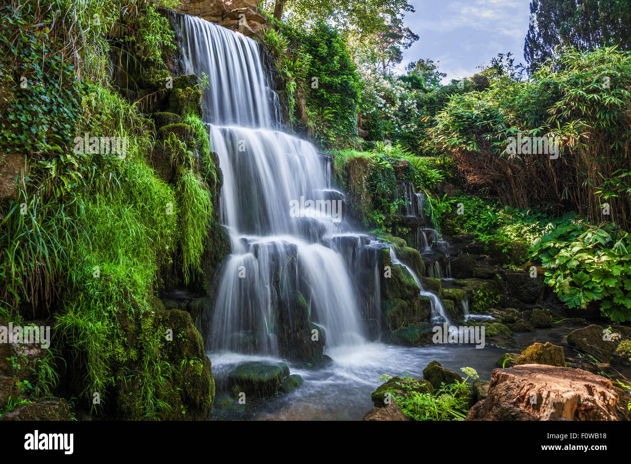 La cascata noto come la cascata sulla struttura Bowood Station Wagon nel Wiltshire in estate. Foto Stock