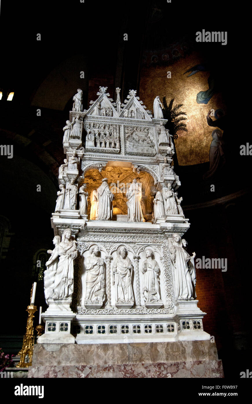 La tomba di sant Agostino di Ippona, la Basilica di San Pietro in Ciel  d'Oro a Pavia, Italia Foto stock - Alamy