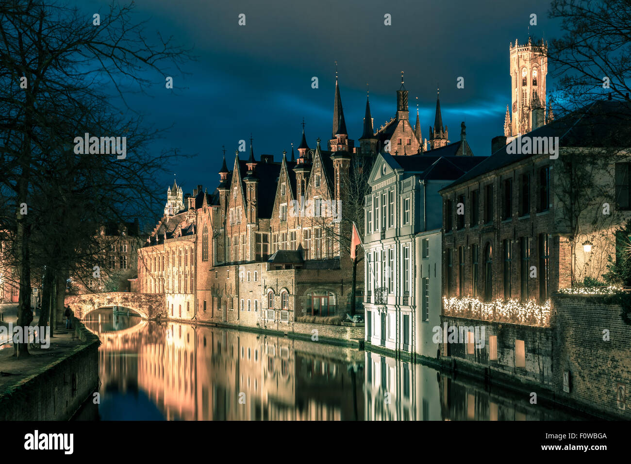 Torre di notte Belfort e il canale verde in Bruges Foto Stock