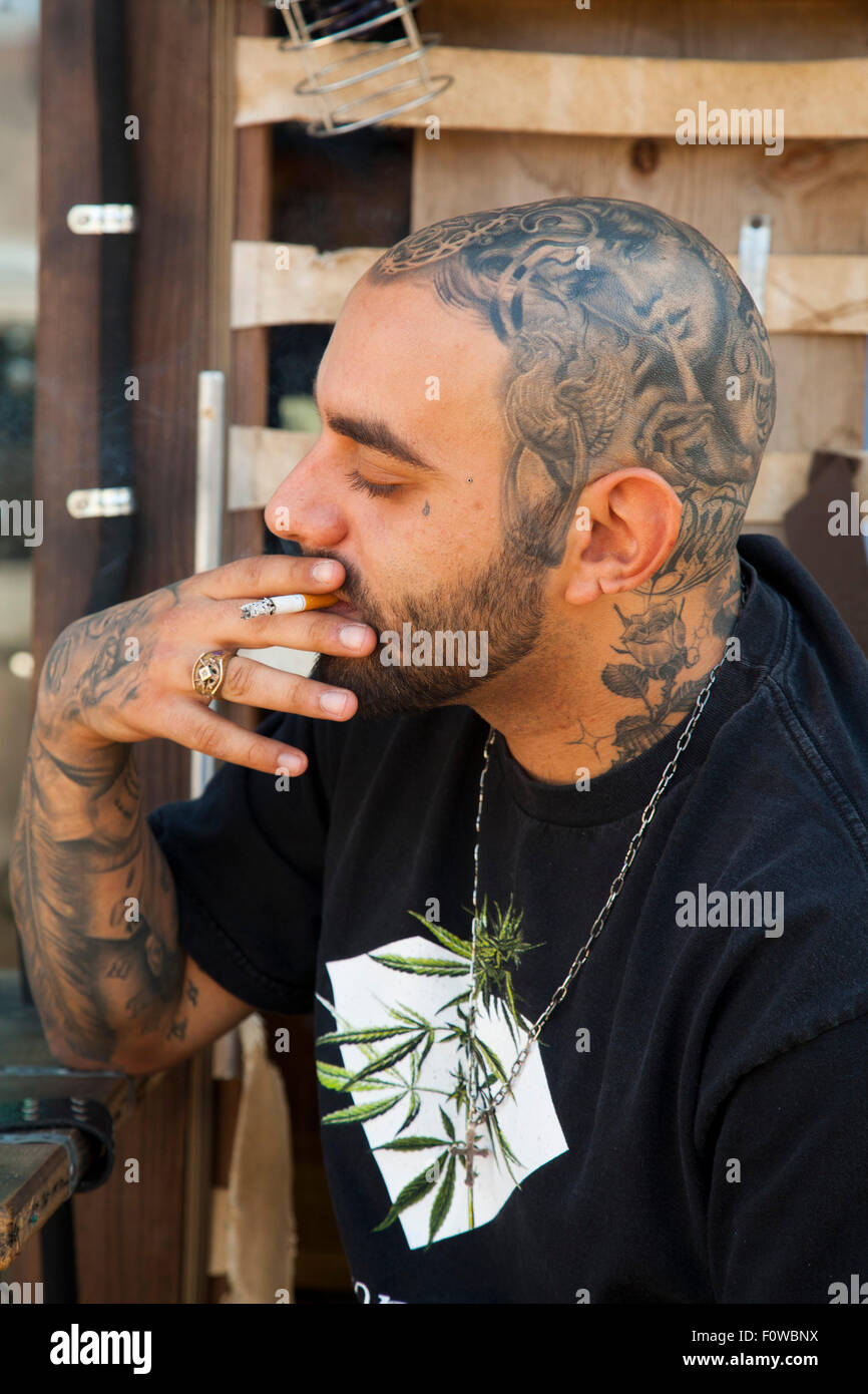 Tattoo Artist, fumatori, Melrose Avenue, Los Angeles, California, Stati Uniti d'America Foto Stock