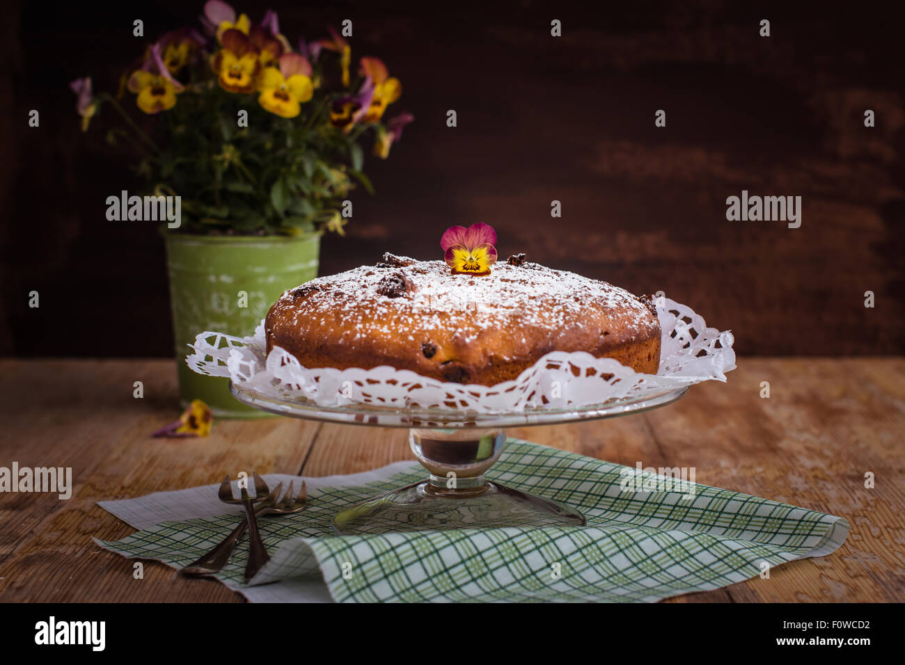 In casa torta alla vaniglia con uvetta. Messa a fuoco selettiva Foto Stock