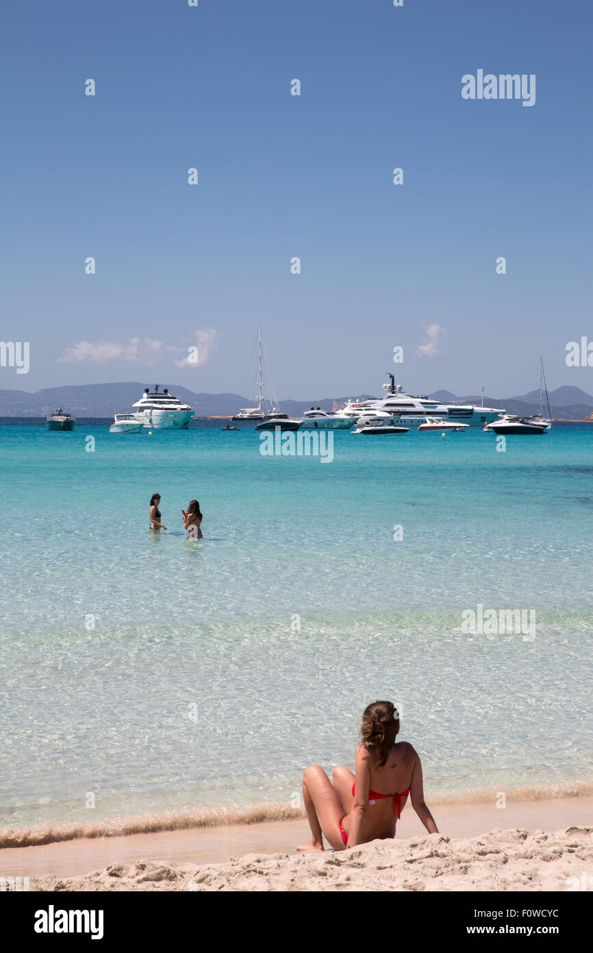 La donna a prendere il sole sulla isola di Formentera del cappotto di Ibiza, Spagna Foto Stock