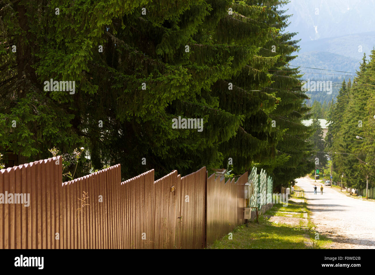 Strada in un villaggio di montagna Foto Stock