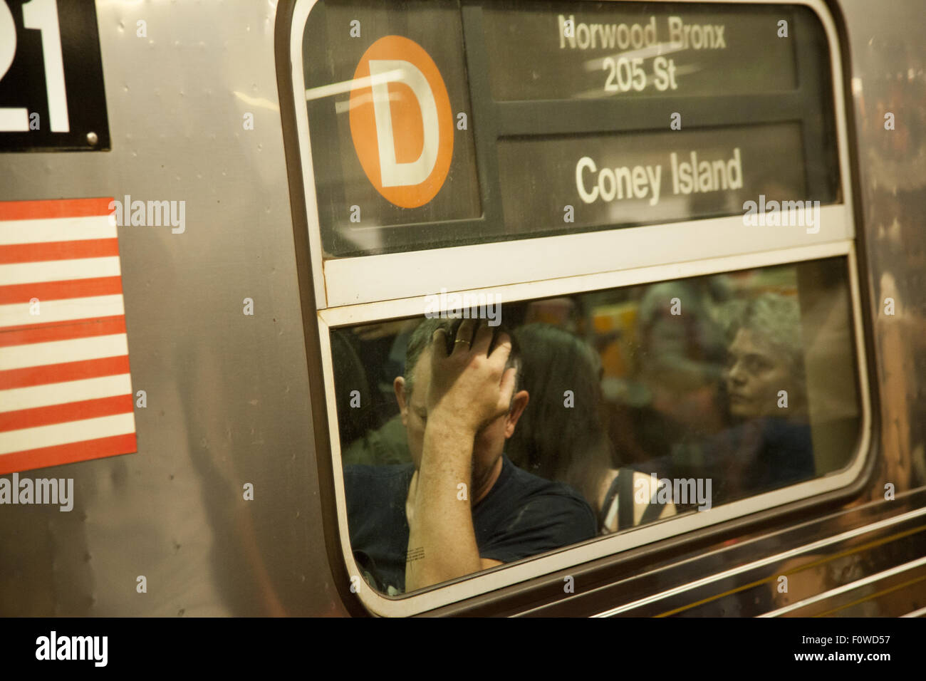 Stanco ciclista sul D Treno, Metropolitana di Manhattan. NYC. Foto Stock