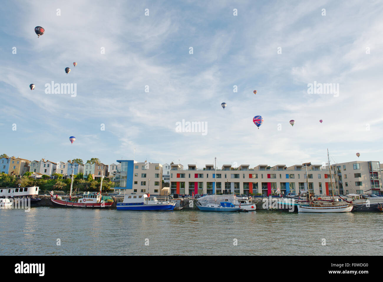 Bristol Floating Harbour con i palloni ad aria calda nel cielo sopra Spike Island Foto Stock