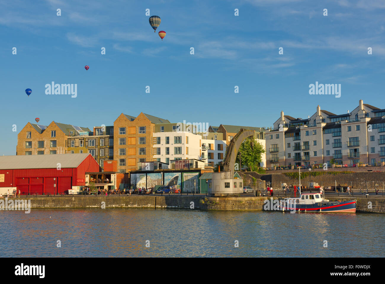 Bristol Floating Harbour con i palloni ad aria calda nel cielo sopra Spike Island Foto Stock