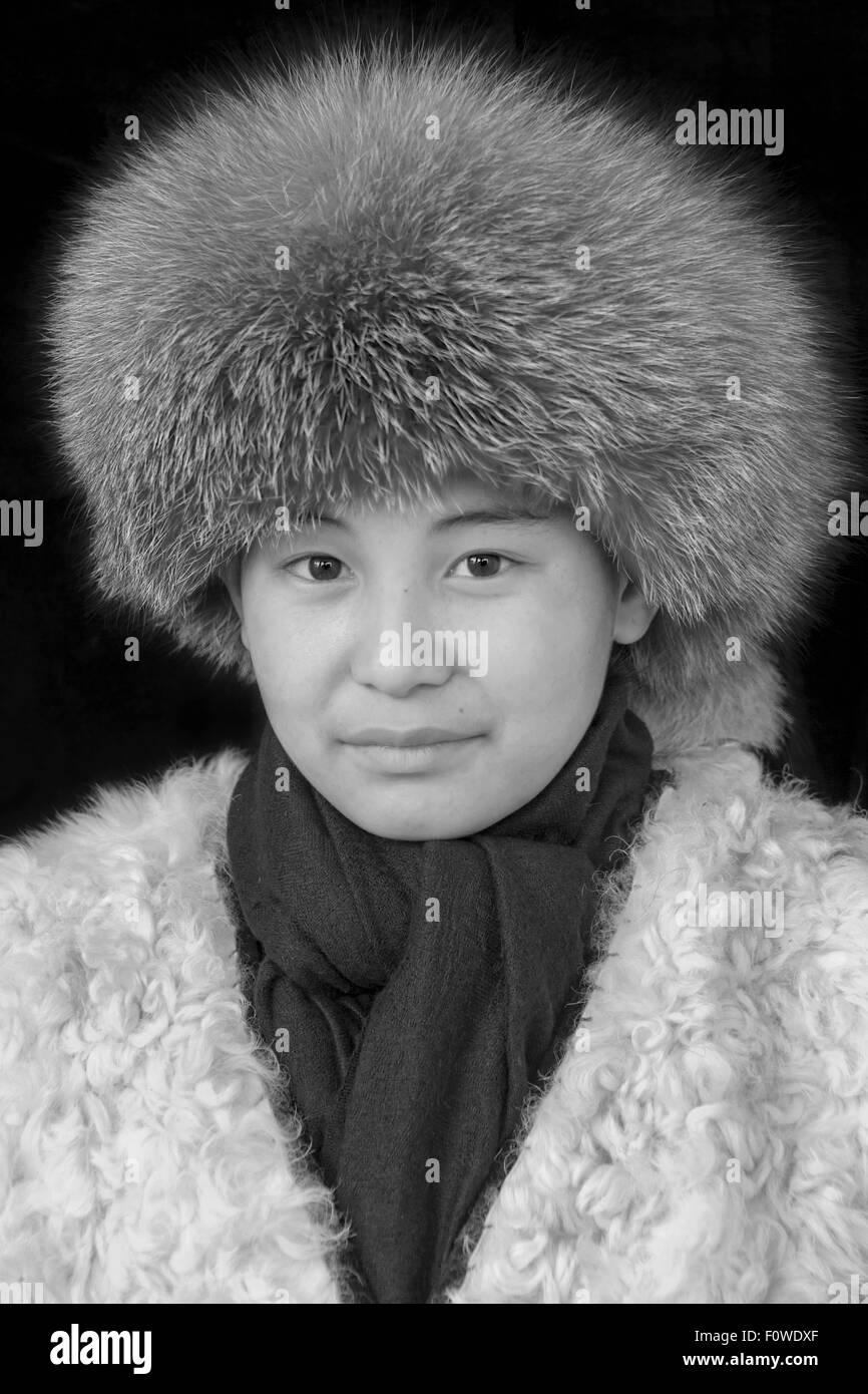 Ritratto di una ragazza kazaka BW, Olgii, Mongolia occidentale Foto Stock