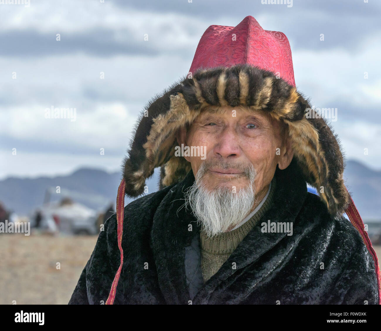 Ritratto di un senior kazako cacciatore di EAGLE, EAGLE Festival, Olgii, Mongolia occidentale Foto Stock