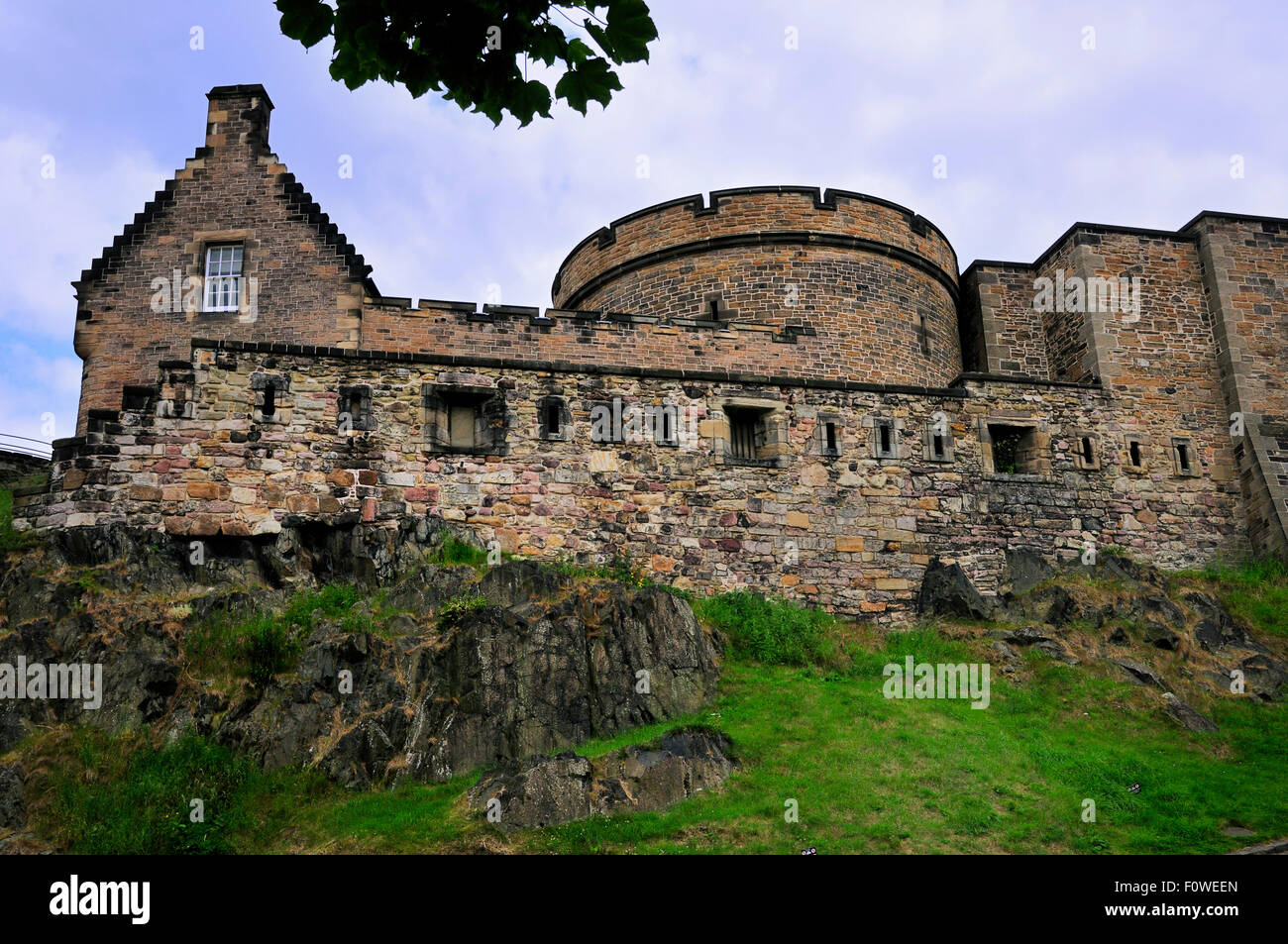 Sezione alta del castello di Edimburgo vista dal cortile inferiore Foto Stock