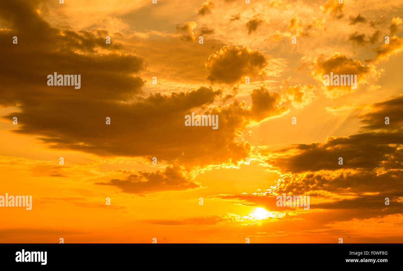 Incredibile tramonto d'oro con soffici nuvole nel cielo Foto Stock
