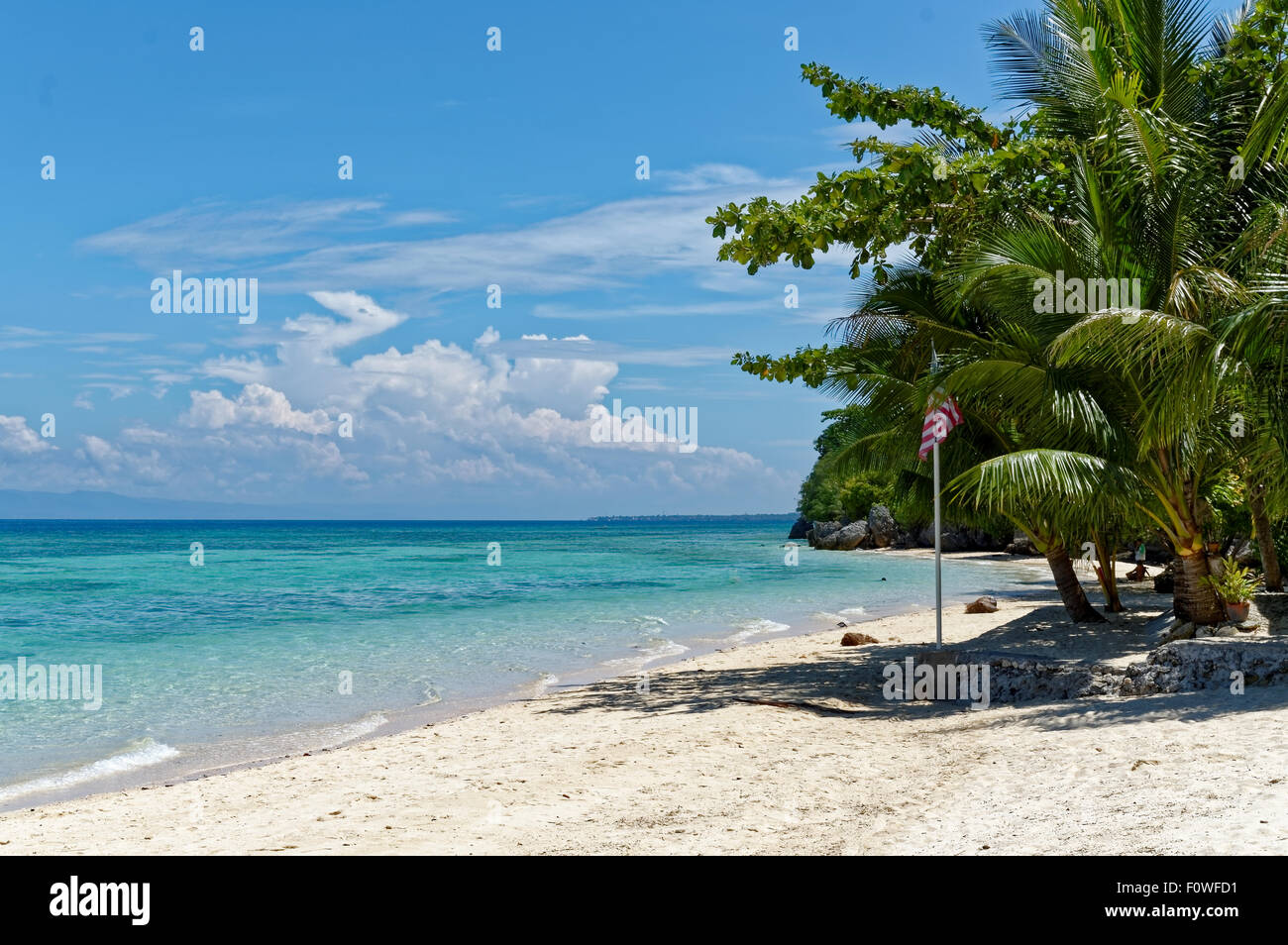 Una bandiera americana sulla riva del mare. Una bellissima spiaggia di badian island a Cebu. Con molti turisti americani a visitare la zona, un Foto Stock
