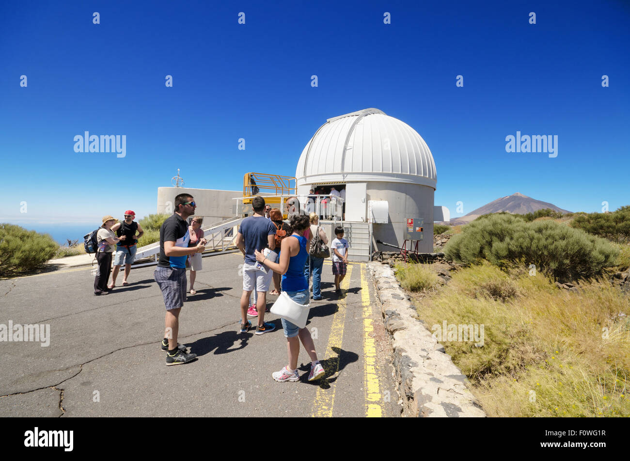 Turisti in visita in telescopi a Teide osservatorio astronomico il 7 luglio 2015 a Tenerife, Isole canarie, Spagna. Foto Stock