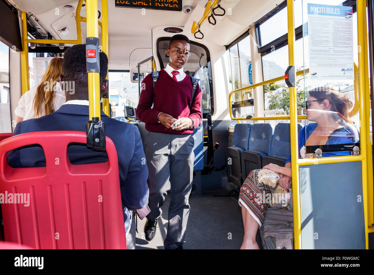 Città del Capo Sud Africa, MyCiTi bus, Black Afro American, ragazzo, studenti studenti uniforme scuola, equitazione casa, SAfri150311042 Foto Stock