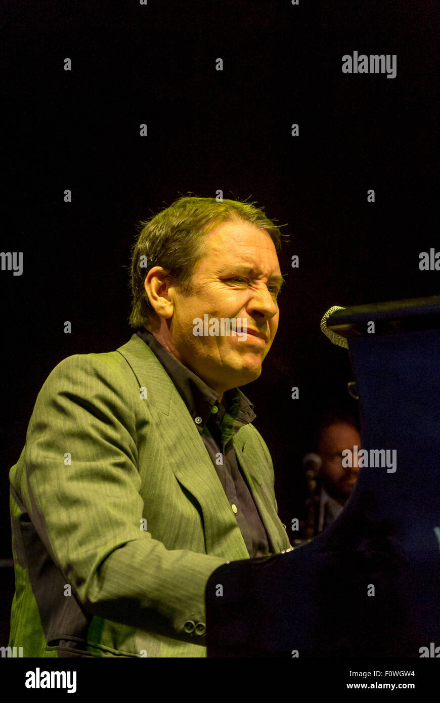 Castle Howard, nello Yorkshire, Regno Unito. 21 Agosto, 2015. 21 Agosto 2015: Jools Holland e la sua Rhythm and Blues Orchestra giocare un concerto all'aperto a Castle Howard dal grande lago. Credito: Fotografia Bailey-Cooper/Alamy Live News Foto Stock