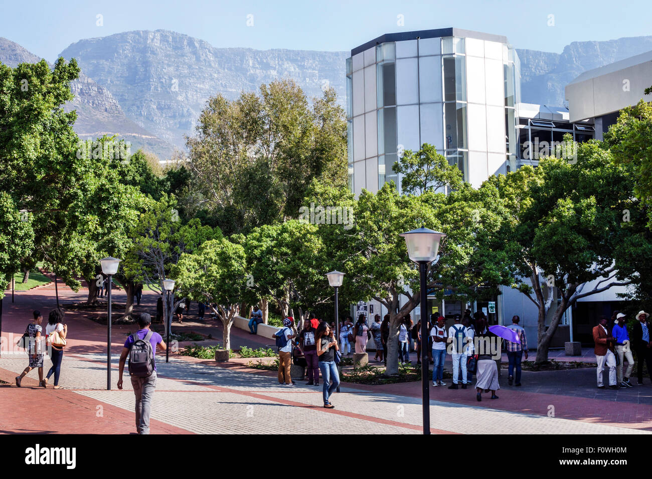 Città del Capo Sud Africa,Zonnebloem,Cape Peninsula University of College campus,Black Afro American,donna donna donne,uomo uomini maschio,teen teen teenager Foto Stock