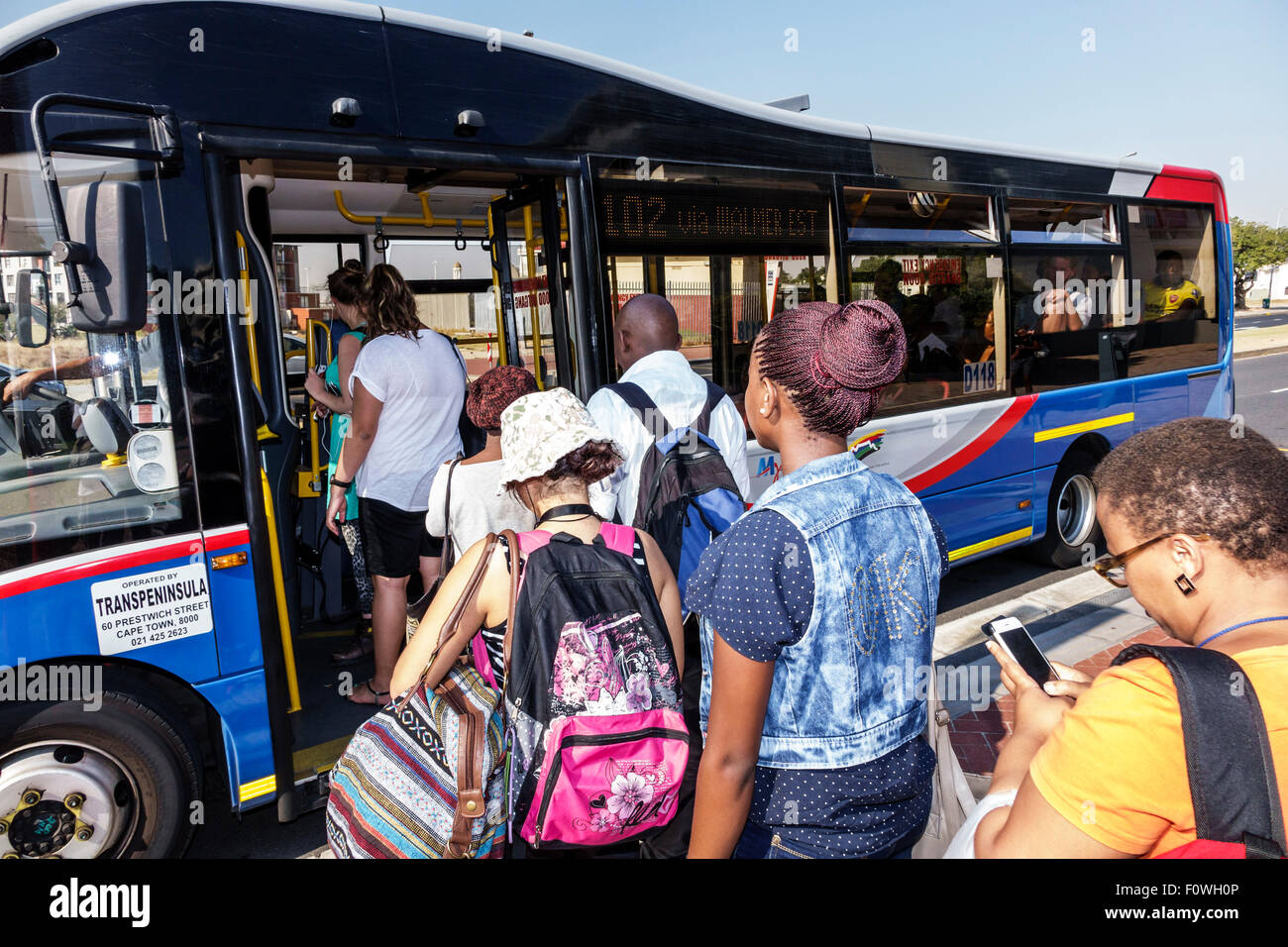 Città del Capo Sud Africa, MyCiTi bus, fermata, riders, passeggeri passeggeri riders, imbarco, Black Afro American, donna donna donne, SAfri150311062 Foto Stock