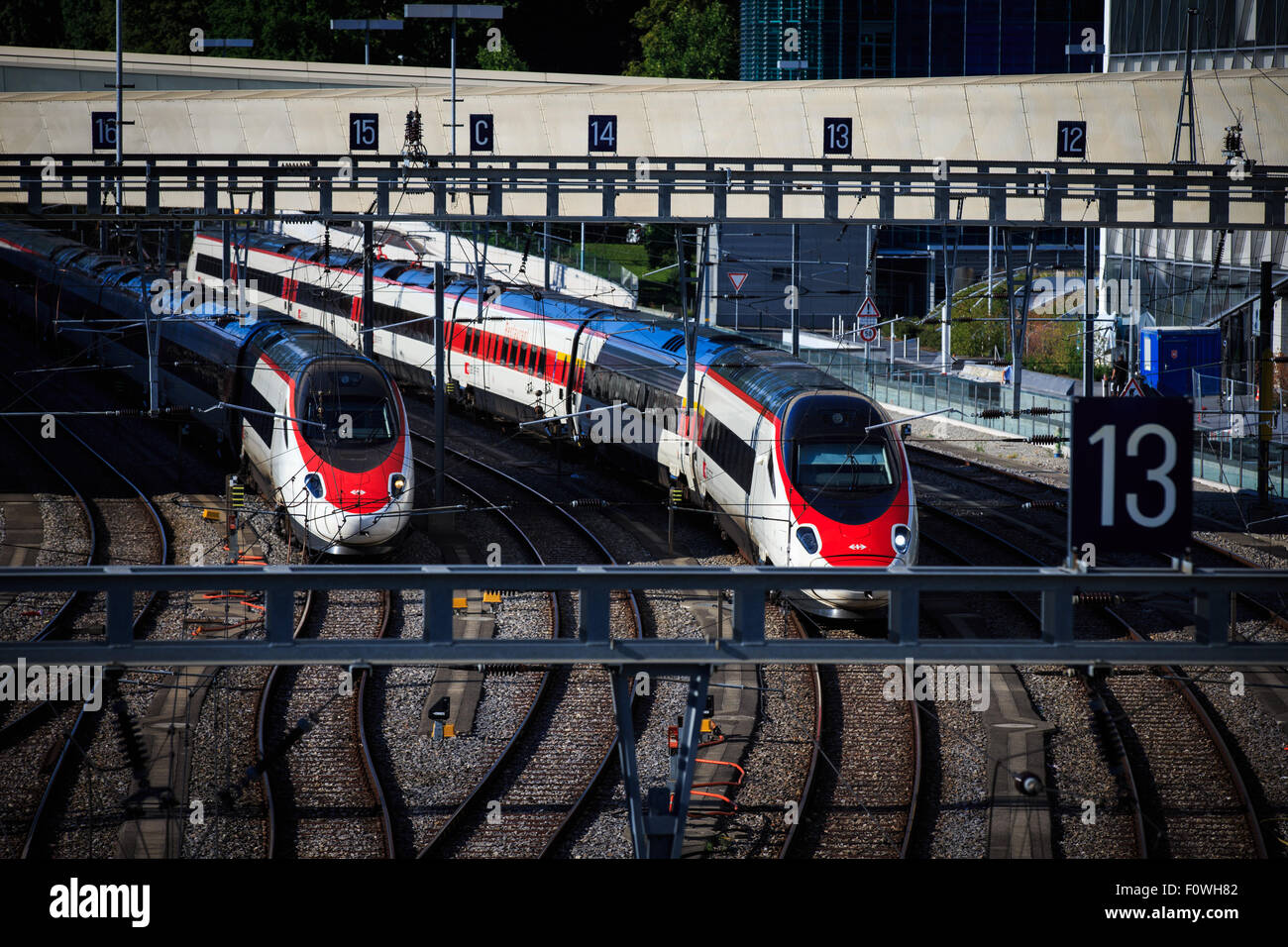 Ginevra, Svizzera. 21 Ago, 2015. I treni sono visibili presso la stazione di Secheron a Ginevra, Svizzera, Agosto 21, 2015. Secondo i dati raccolti dall'Unione internazionale delle ferrovie, la Svizzera ha preso il primo posto in tutto il mondo come 2,228 chilometri sono state percorse da ciascun passeggero in treno nel 2014, seguita dal Giappone con 2042 chilometri. Ferrovie Federali Svizzere è uno dei più puntuale e affidabile dei servizi ferroviari nel mondo. © Xu Jinquan/Xinhua/Alamy Live News Foto Stock