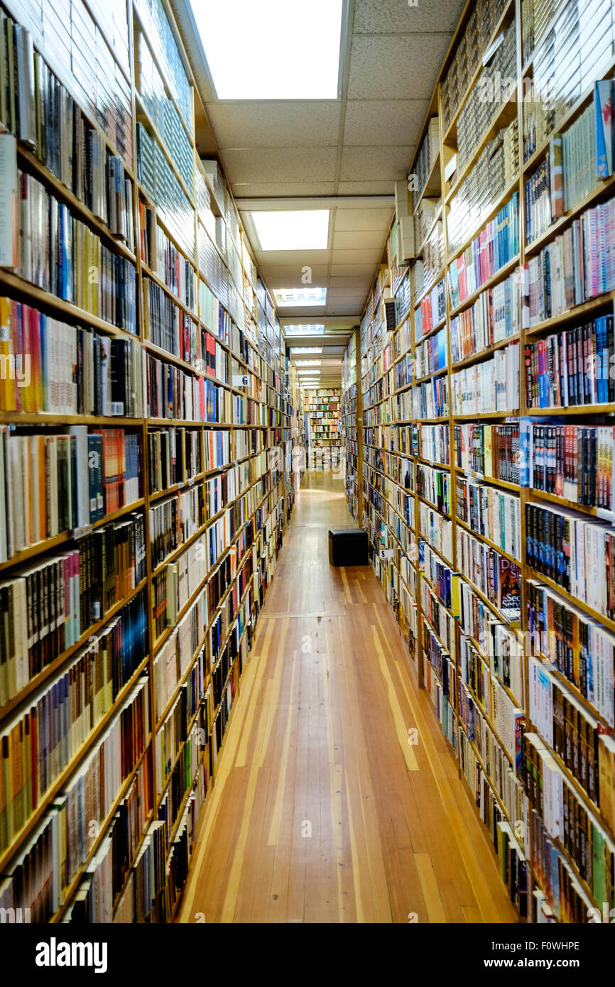 Righe di libri dal pavimento al soffitto in usato bookstore Foto Stock