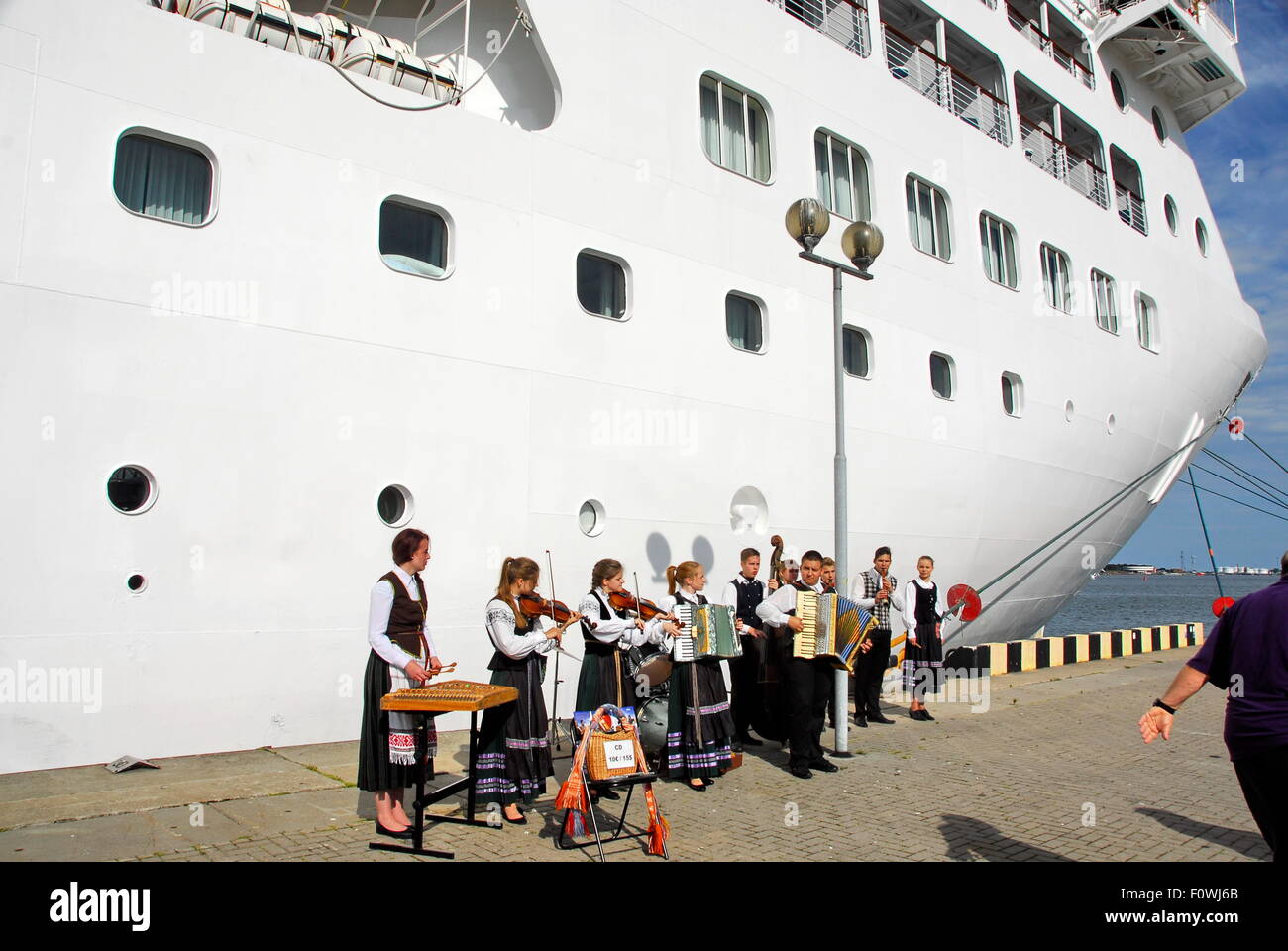 Orchestra Giovanile di fronte a Princess nave a Klaipeda, Lituania Foto Stock
