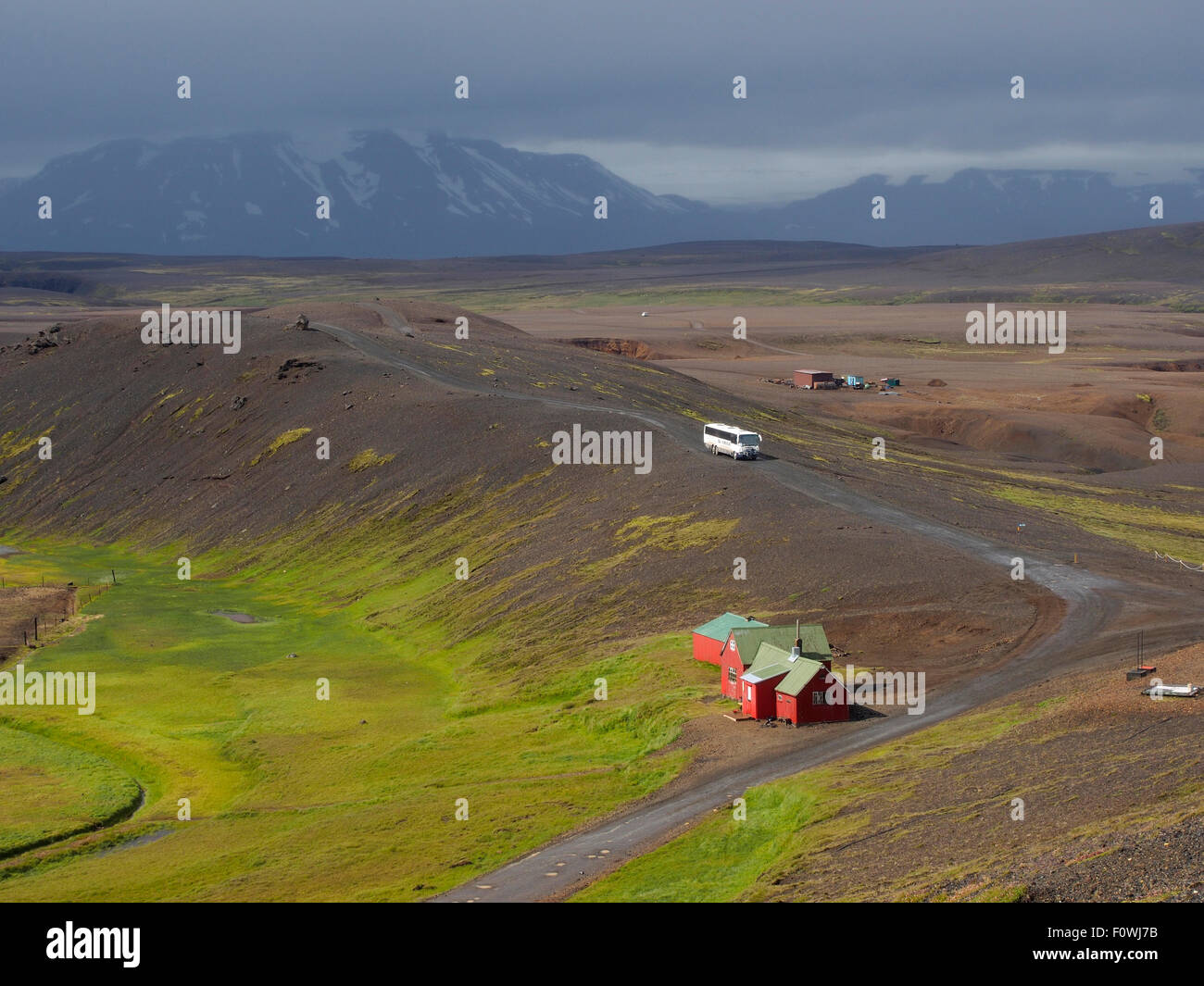 Capanna di rosso con autobus che arrivano, Kerlingarfjöll, Islanda Foto Stock