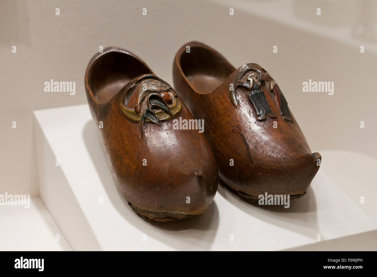 Paio di sabot di scarpe di legno immagini e fotografie stock ad alta  risoluzione - Alamy