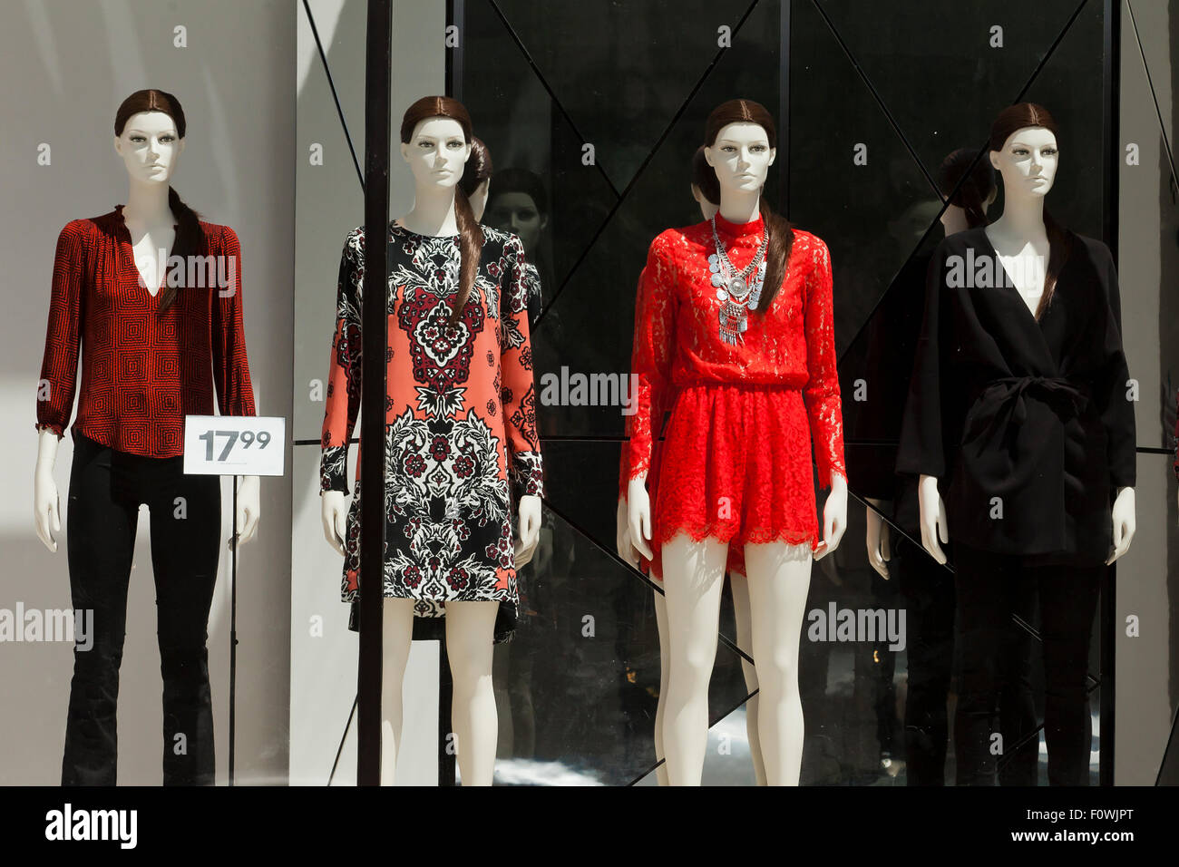 Manichino in H M negozio di abbigliamento window display USA Foto stock Alamy