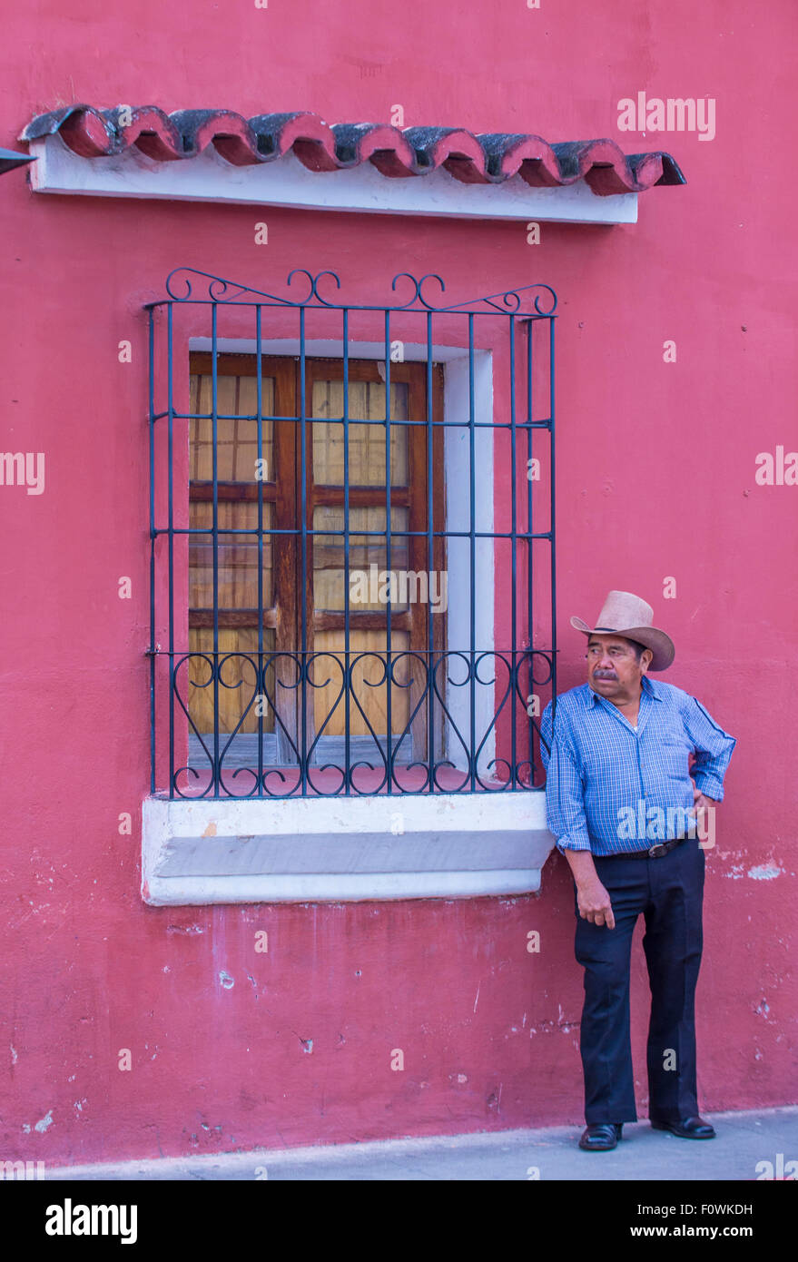Uomo in Guatemala presso la strada di Antigua Guatemala Foto Stock