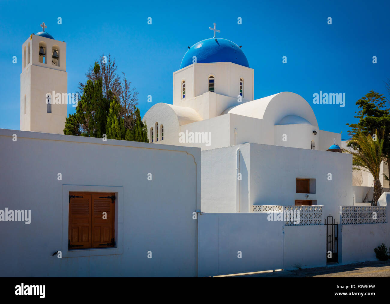 Iconici a cupola blu chiesa nella città di Thira sull'isola greca di Santorini (Thera) Foto Stock