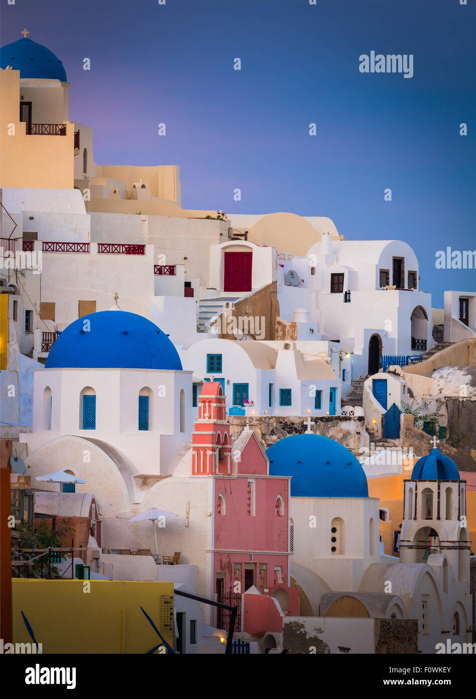 Tramonto iconica nella cittadina di Oia sull'isola greca di Santorini (Thera) Foto Stock