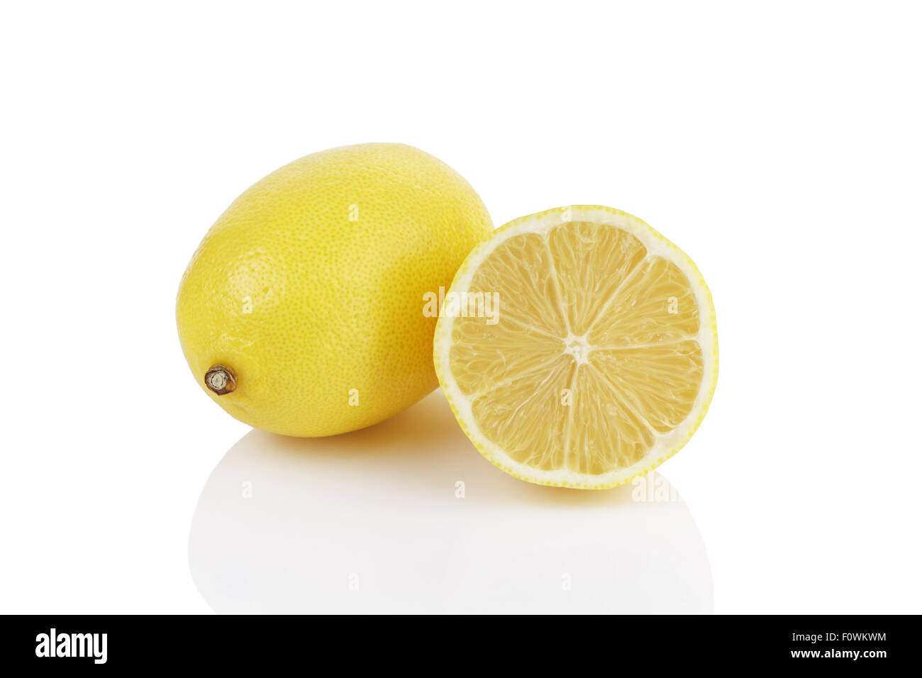 Uno e mezzo limone fresco Foto Stock