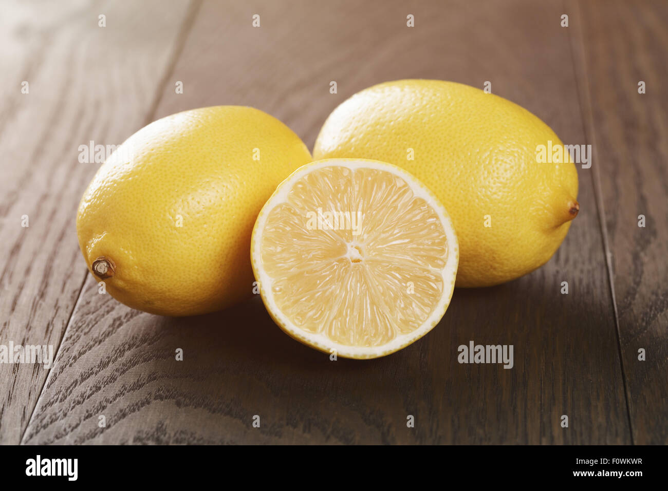 Fresche e mature dei limoni tagliati a fettine su tavola di legno Foto Stock