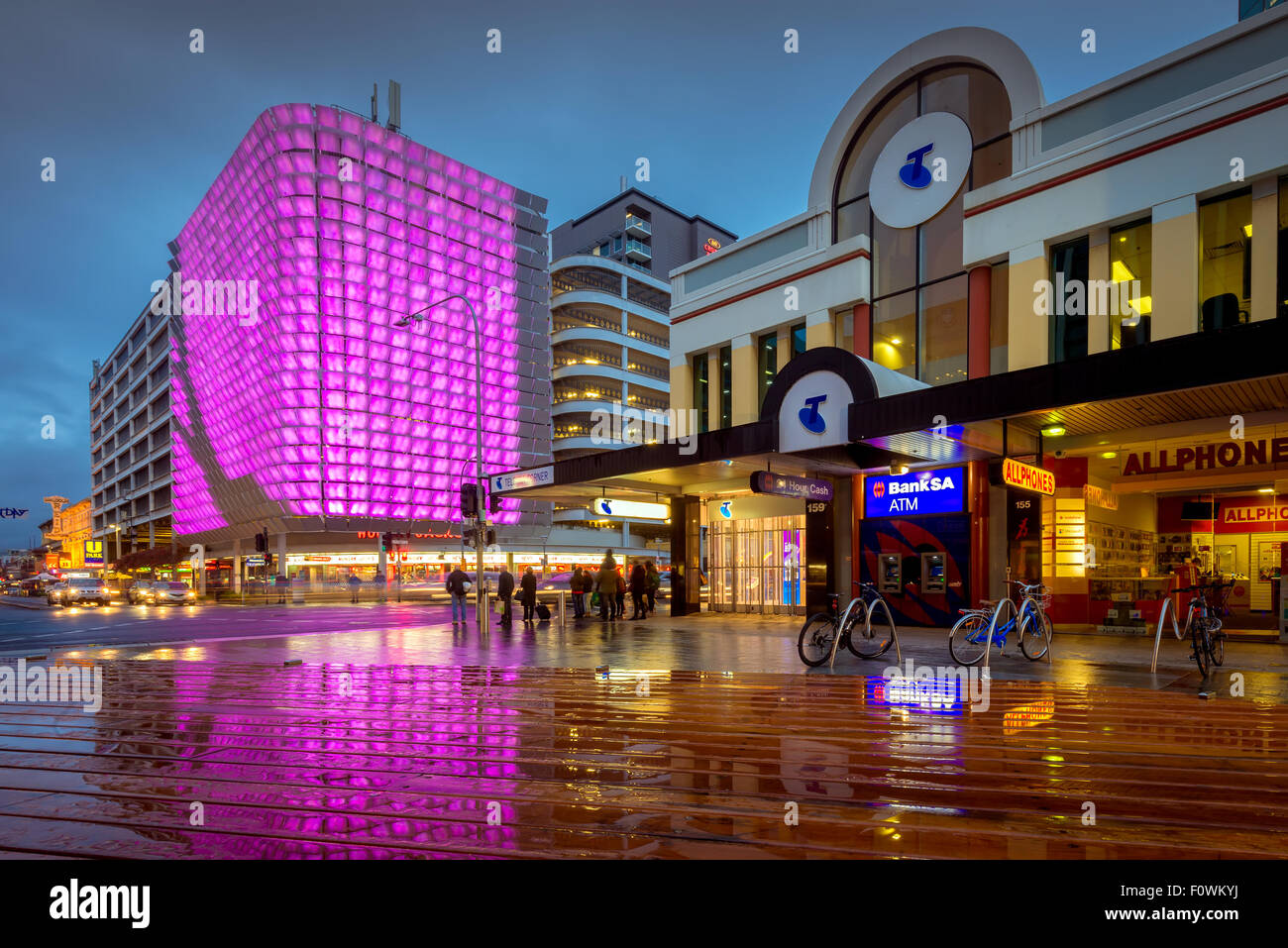 Adelaide, Australia del Sud - Agosto 11, 2015: Una delle molte decorazioni illuminato posto sulla UPark sopra la Hungry Jacks Foto Stock