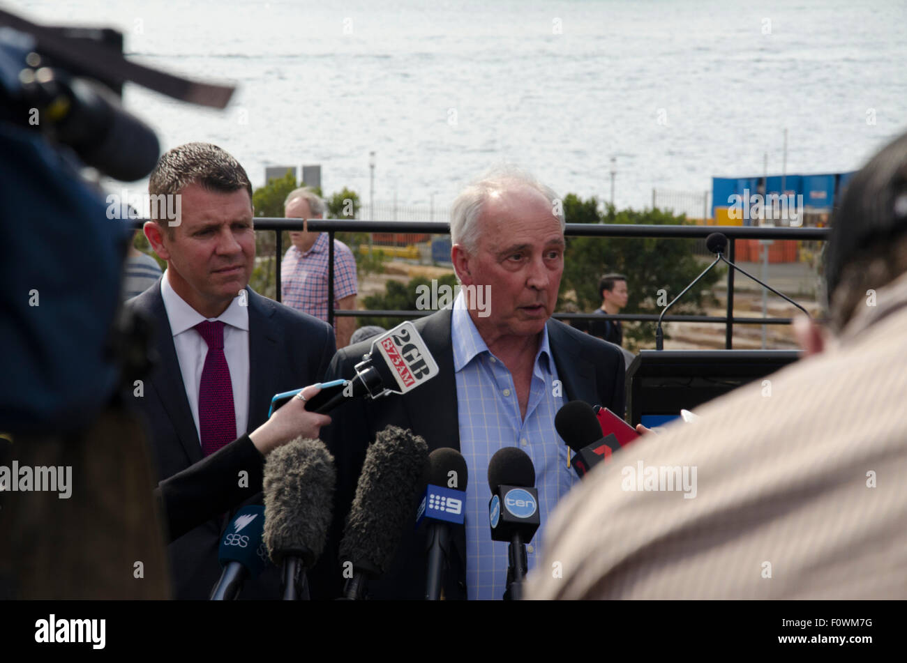 Barangaroo capezzagna, Sydney, Australia. Il 22 agosto, 2015. Ex primo ministro Paul Keating parla con i giornalisti in occasione della inaugurazione della nuova costruzione Barangaroo riserva operazioni automatiche di fine campo sulle sponde del porto di Sydney. Accanto al signor Keating è il NSW Premier signor Mike Baird che hanno aperto ufficialmente la riserva di questa mattina con il signor Keating hanno partecipato. La costruzione della riserva è stato a lungo tenuto il desiderio del signor Keating e lui è stato coinvolto con i suoi progressi dall'inizio a seguito di un concorso internazionale di progettazione tenuto nel 2005. Credito: Stephen Dwyer/Alamy Live News Foto Stock