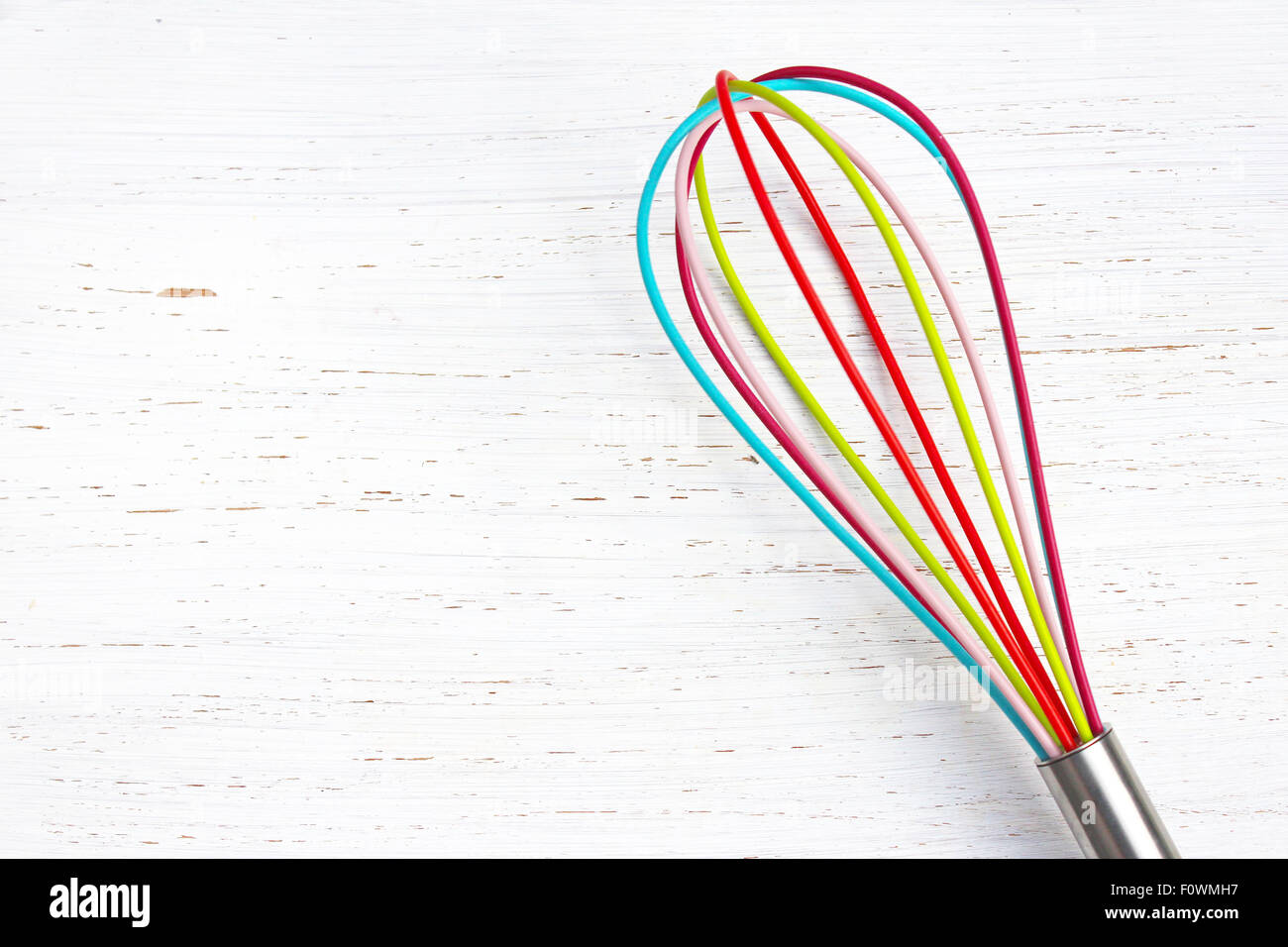 Frusta colorate in bianco in legno invecchiato tagliere. Cucina/cottura di sfondo. Foto Stock