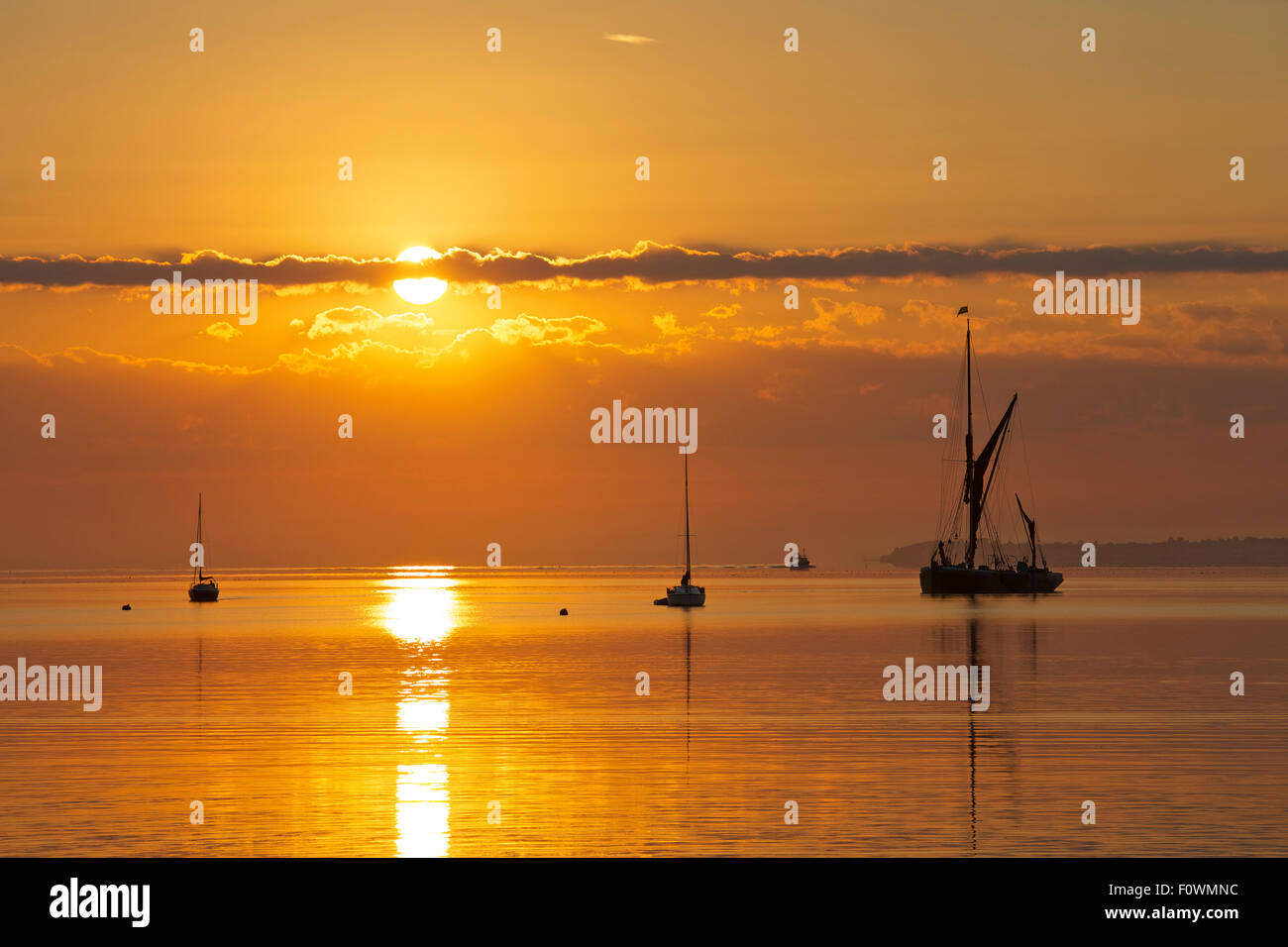 Swale estuario, Kent, Regno Unito. 22 Agosto 2015: Regno Unito Meteo. Alba illumina il Tamigi chiatta a vela 'Orinoco' ormeggiata in Swale estuario come temperature potrebbero essere fino a 30°C nel sud est di oggi come i mondi anno più caldo registrato continua Credito: Alan Payton/Alamy Live News Foto Stock