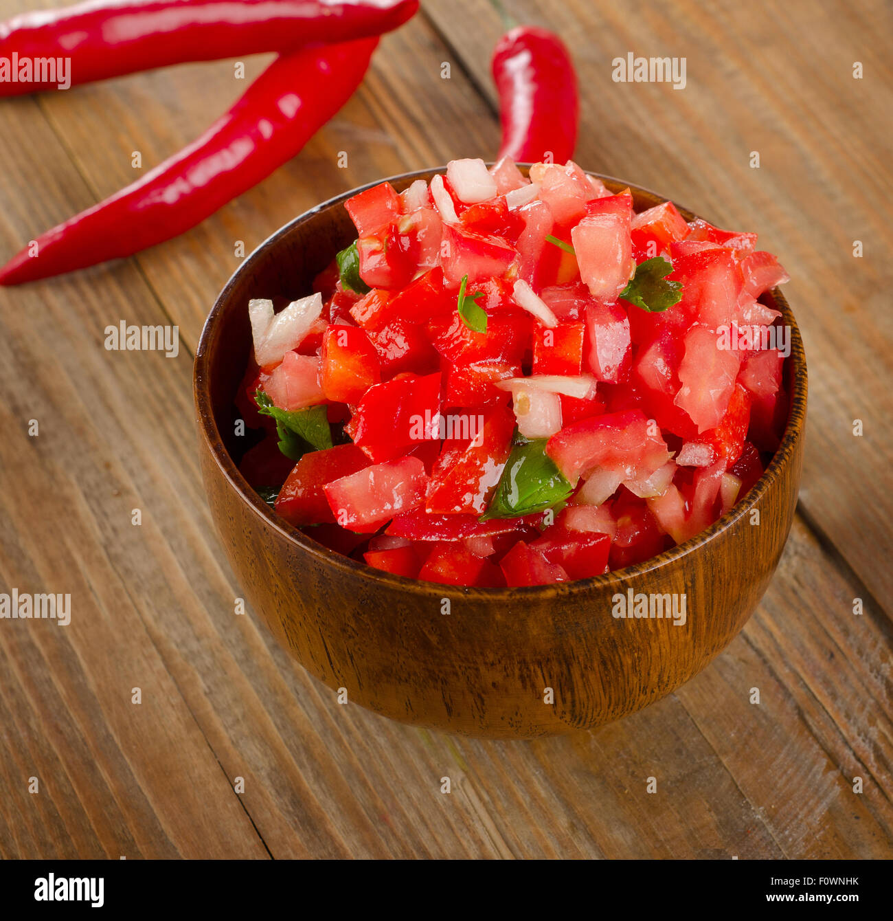 Salsa fresca di salsa su un tavolo di legno. Messa a fuoco selettiva Foto Stock