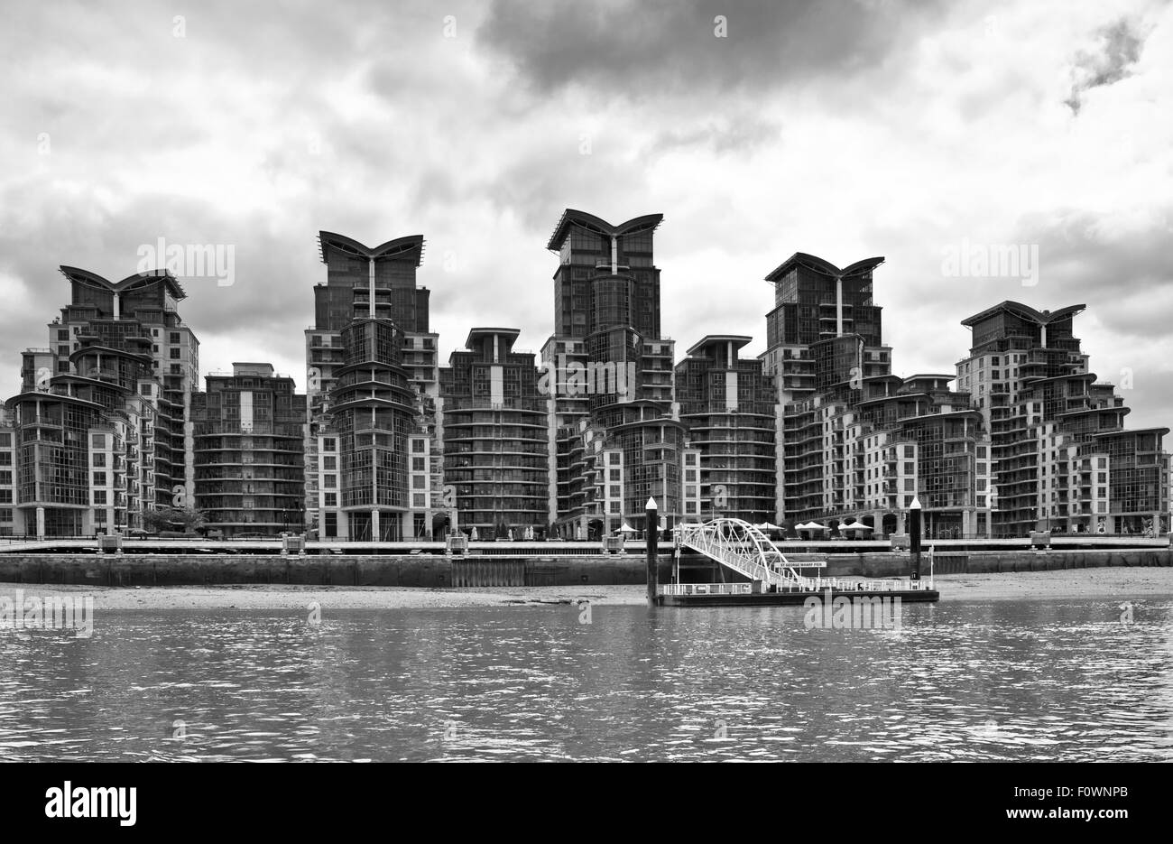 Vista dal fiume Tamigi di St George Wharf nuovo lusso riverside sviluppo residenziale, Vauxhall Londra centrale Foto Stock