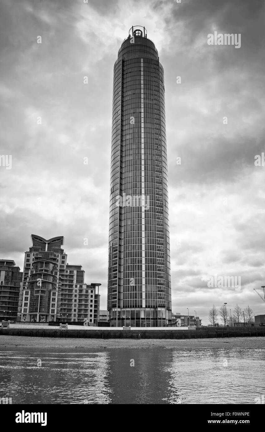 Vista dal fiume Tamigi di St George Wharf Tower, parte di un nuovo lusso riverside sviluppo residenziale, Vauxhall Londra centrale Foto Stock