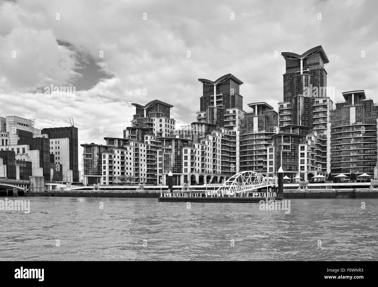 Vista dal fiume Tamigi di St George Wharf nuovo lusso sviluppo residenziale, Vauxhall, Londra (parte di MI6 HQ in vista sulla sinistra). Foto Stock