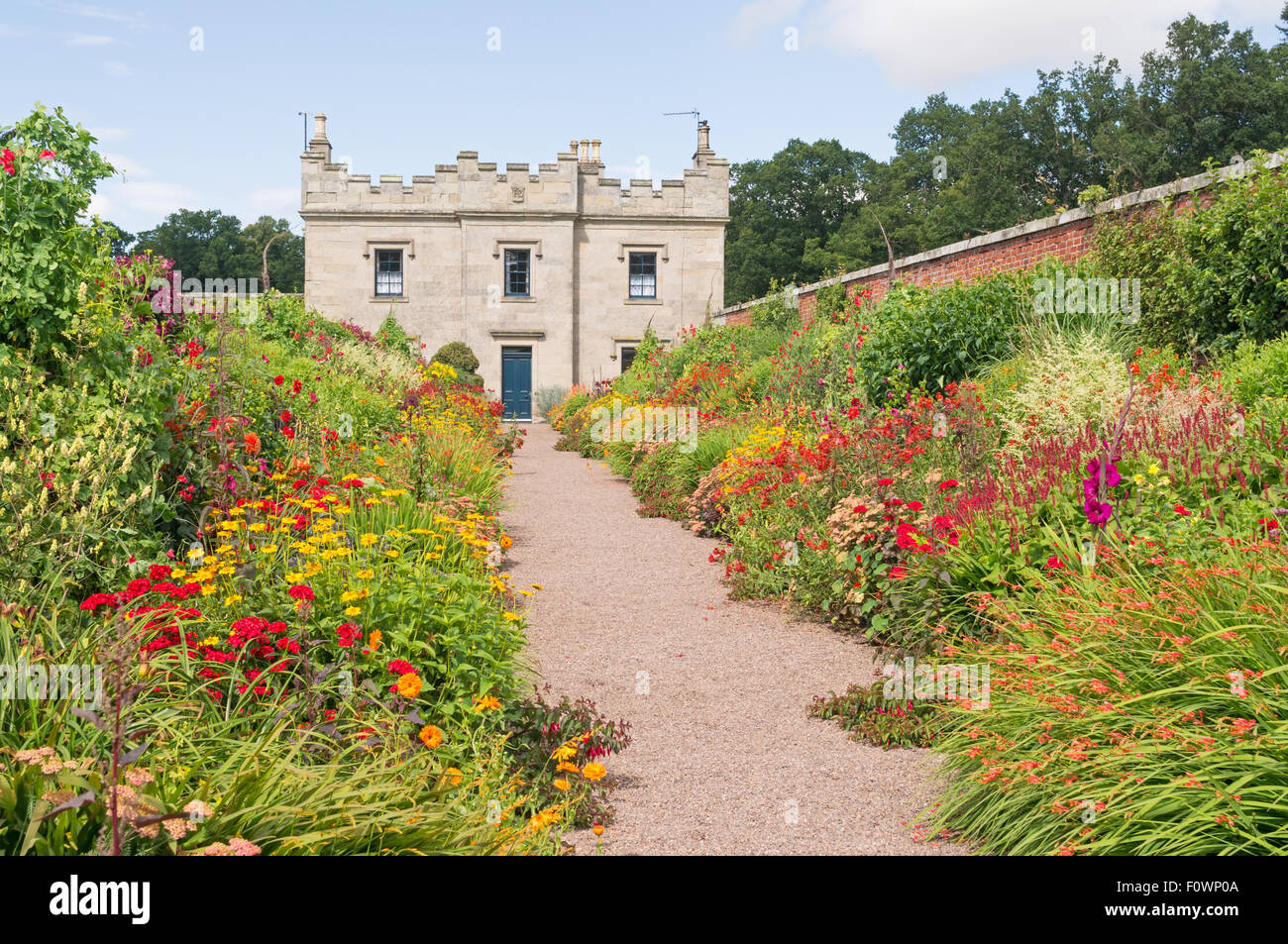 Flower border entro il giardino murato di piani Castello, a Kelso, Scottish Borders, Scotland, Regno Unito Foto Stock