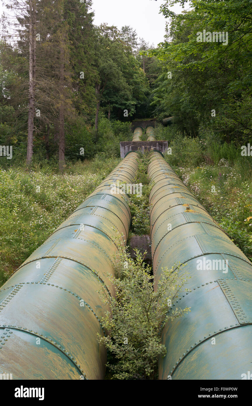 I tubi che trasportano acqua al Bonnington Hydro Power Station, New Lanark, South Lanarkshire, Scotland, Regno Unito Foto Stock