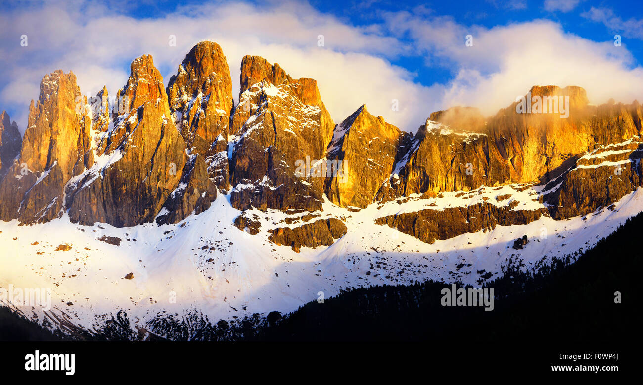 Imponenti Dolomiti montagne oltre il tramonto Foto Stock