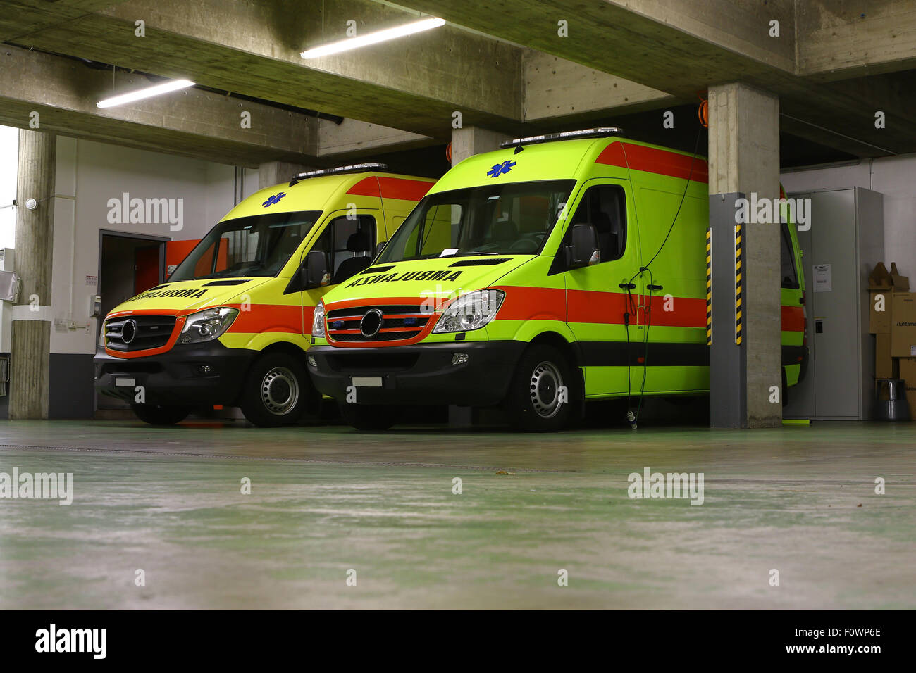 Veicoli di emergenza, parcheggiata ambulanza giallo Foto Stock