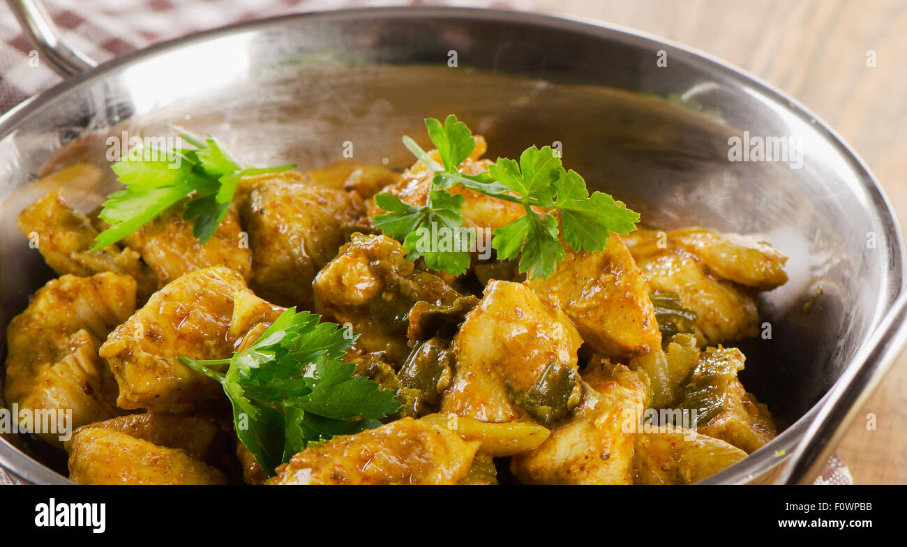 Pollo al curry in un balti piatto su un tavolo di legno. Messa a fuoco selettiva Foto Stock