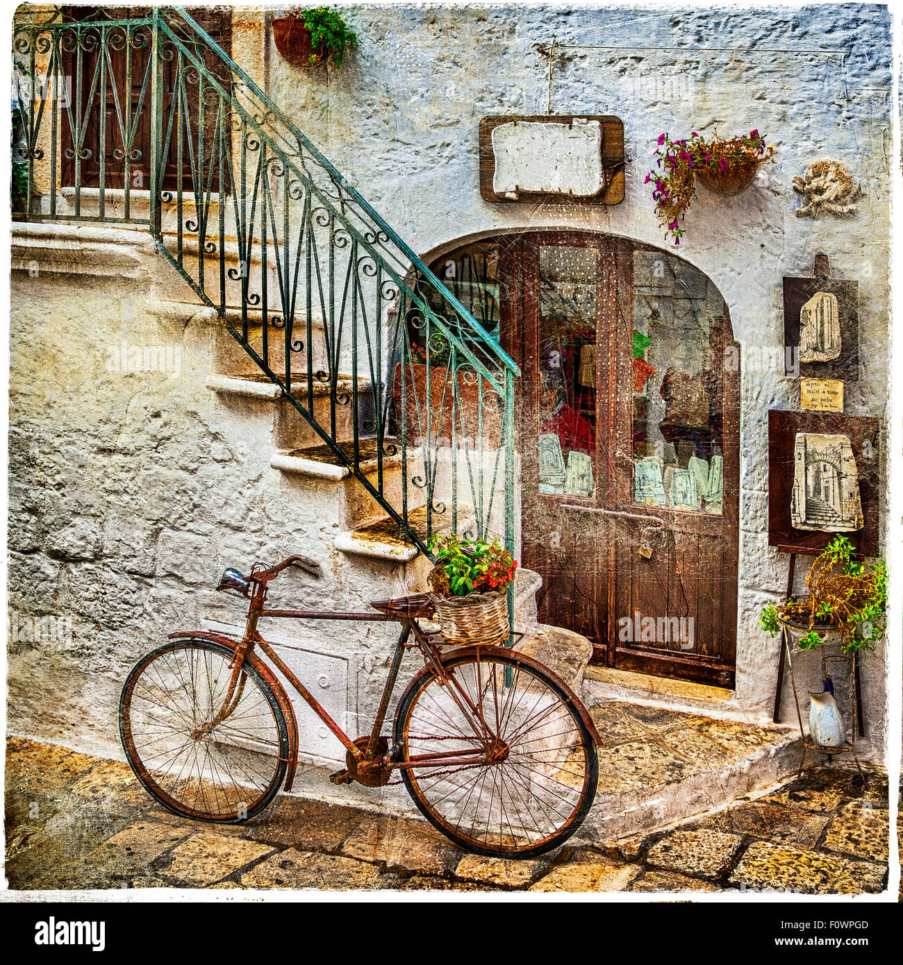 Vecchie strade di villaggio italiano,vista con moto e decorazioni floreali. Foto Stock